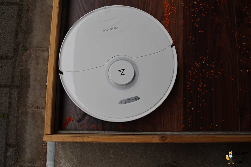 Roborock S8 Plus удаляет грязь из угла во время теста.